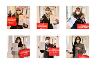 Studierende bei der Abholung der Goodie-Bags