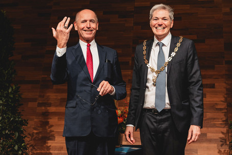 Stephan Koren und Rektor Rupert Sausgruber