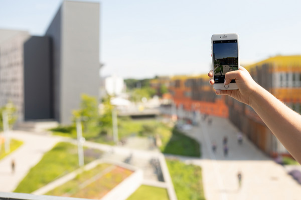 Studierende fotografiert den Campus