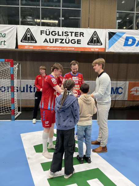 Buddies beim Handballmatch