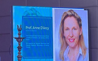 [Translate to English:] Prof. Anne d'Arcy auf Bildschirm als Key speaker