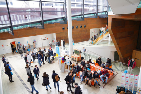 Besucher/innen in der Aula des TC