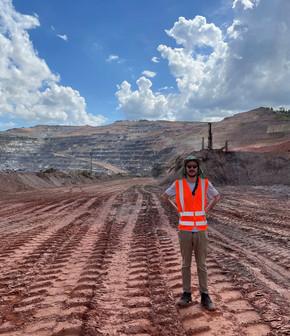 WU-Forscher Sebastian Luckeneder vor einer Eisenerzmine in Brasilien