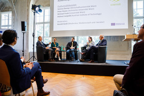 Panelist*innen diskutieren