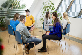Maria in einer Peergroup