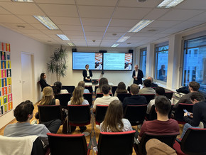 [Translate to English:] Tina Thallinger and Mihael Belic hold an insight talk