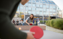 WU Wien Studierende spielen Tischtennis