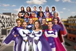 Superhelden mit We4U-Toons vor Campus-Foto