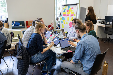 Die Teams arbeiten intensiv zusammen und entwickeln Lösungsansätze für ihre Challenges.