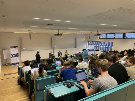 Blick in den Hörsaal mit Panel am Podium