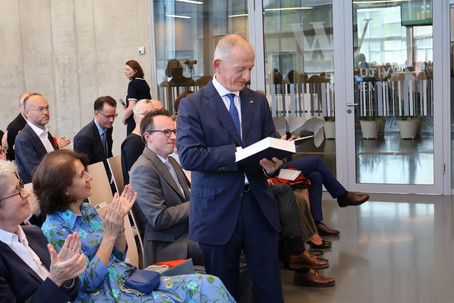 Stefan Griller mit der Festschrift