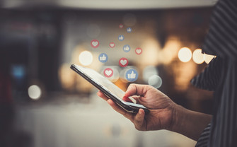 eine Person ist auf Social Media