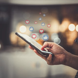 eine Person ist auf Social Media