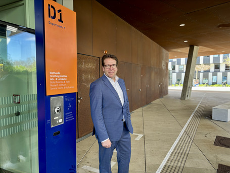 Foto von Jonas Puck vor Gebäude D1