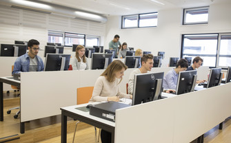 Studierende vor Computer