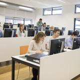 Studierende vor Computer