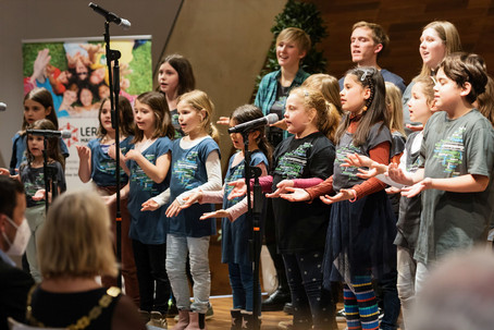 [Translate to English:] Lernen macht Schule Kinderchor auf der Bühne