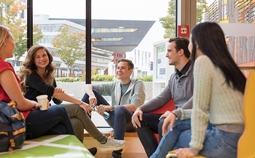 Studierende sitzen im Library Cafe im LC