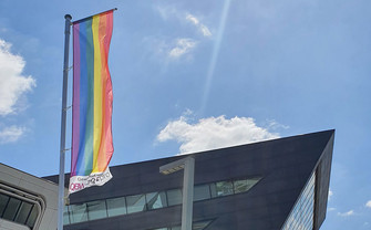Regenbogenfahne am Campus WU