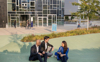 Studierende vor der WU Executive Academy