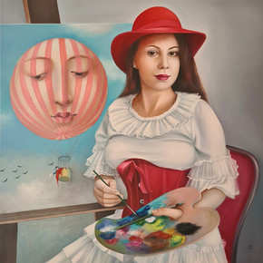 Selbstportrait von Naomi Devil. Sie sitzt vor einem ihrer Bilder. Auf dem Gemälde ist ein Heißluftballon mit einem Gesicht zu sehen.