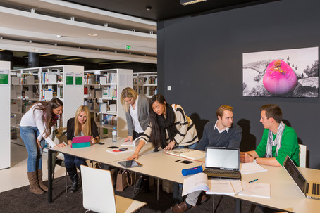 Studierende lernen gemeinsam in der Bibliothek