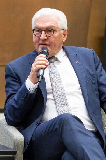 Steinmeier sitzend 