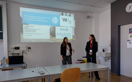Foto: Sabine Weiß und Maria Pöschl bei der EAIR-Konferenz 2023 in Linz