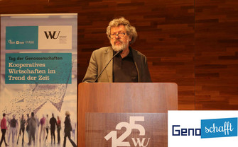 Prof. Rößl mit Geno schafft Logo vor "Tag der Genossenschaften" Trasparent