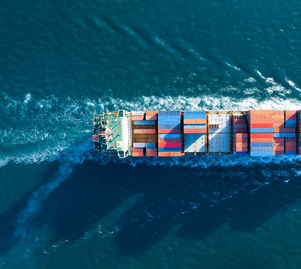 Containerschiff auf Ozean
