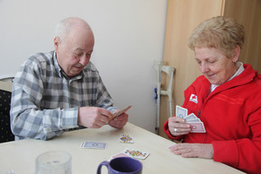 2 Personen spielen ein Kartenspiel