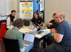 Das Promptonauten Team vertieft in den Bau ihrer Prototypen.