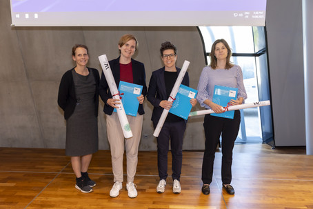 Preisträgerinnen Innovative Lehre 2025 - Eva Marckhgott, Monika Koller, Vera Hemmelmayr mit VR Margarethe Rammerstorfer