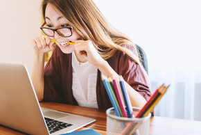 frau mit laptop