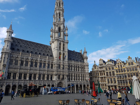 Here you see the town hall of Brussels, Belgium. The weather is fine and the old buildings in the picture contrast the blue of the sky.