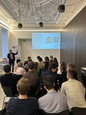 [Translate to English:] Niklas Schmidt presenting on the topic of AI