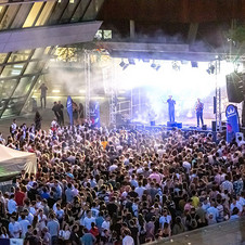 Bühne und Publikum beim WU Sommerfest