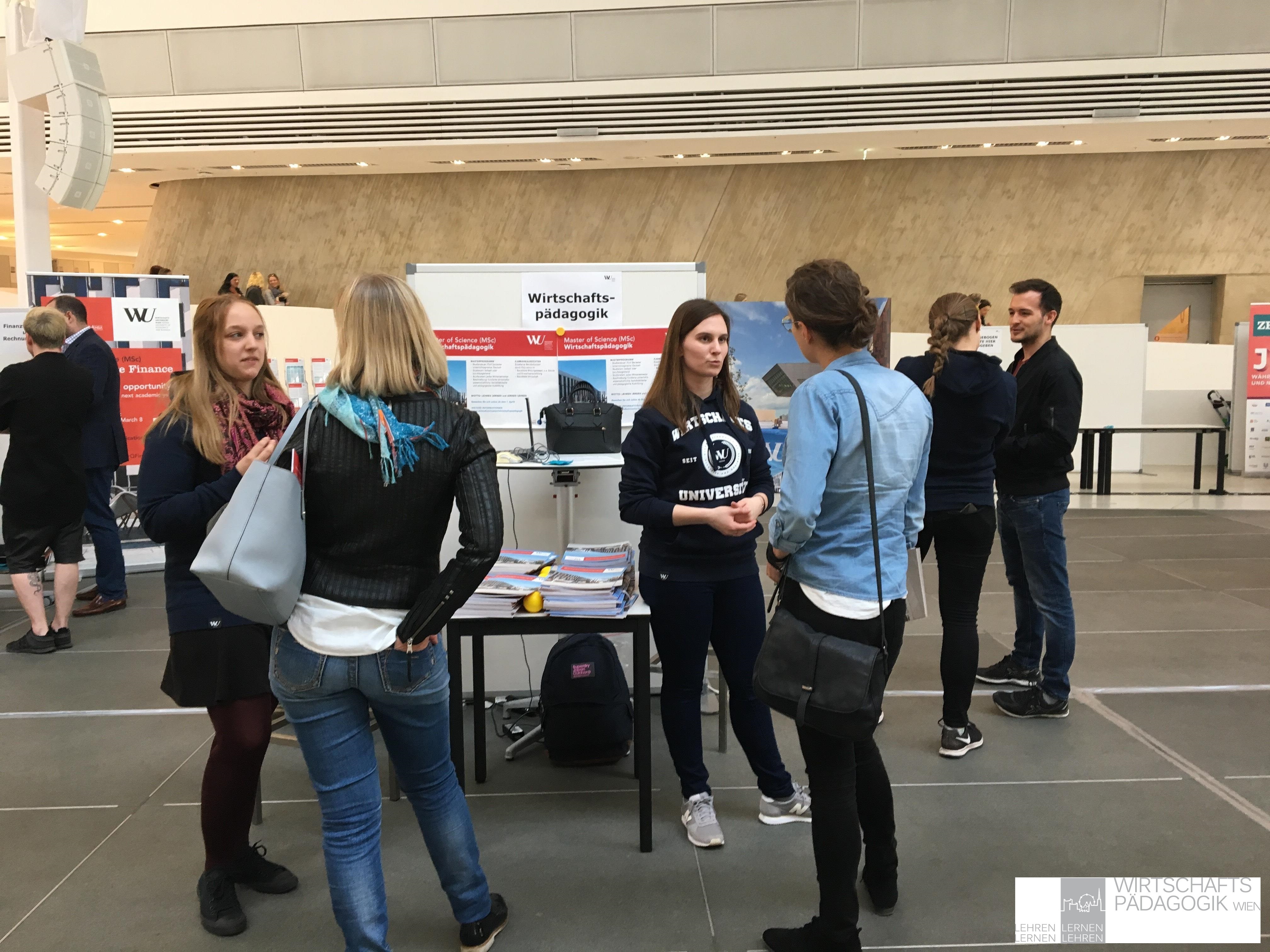 Studieninsteressierte stehen bei einem Infostand am Master day im Gebäude LC Forum