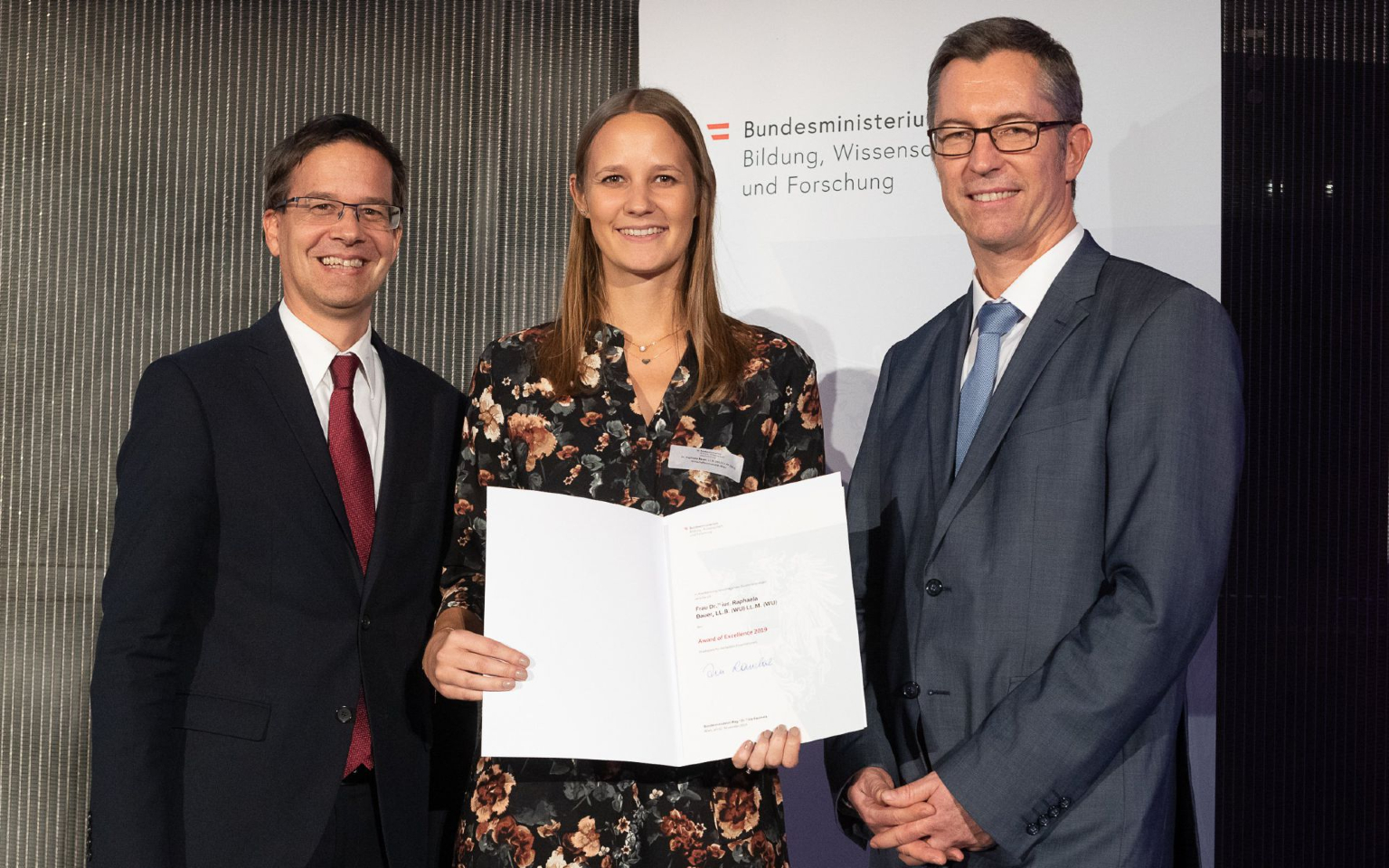 Foto mit feierlich gedecktem Tisch