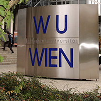 Aluminiumschild mit der Aufschrift WU Wien