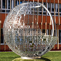 Mahnmal am WU Campus in Form einer Weltkugel mit Namen der Opfer